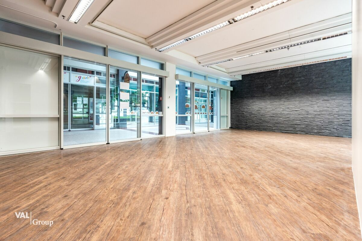 In the heart of a thermal paradise: an attractive establishment full of potential with a steady stream of passing customers