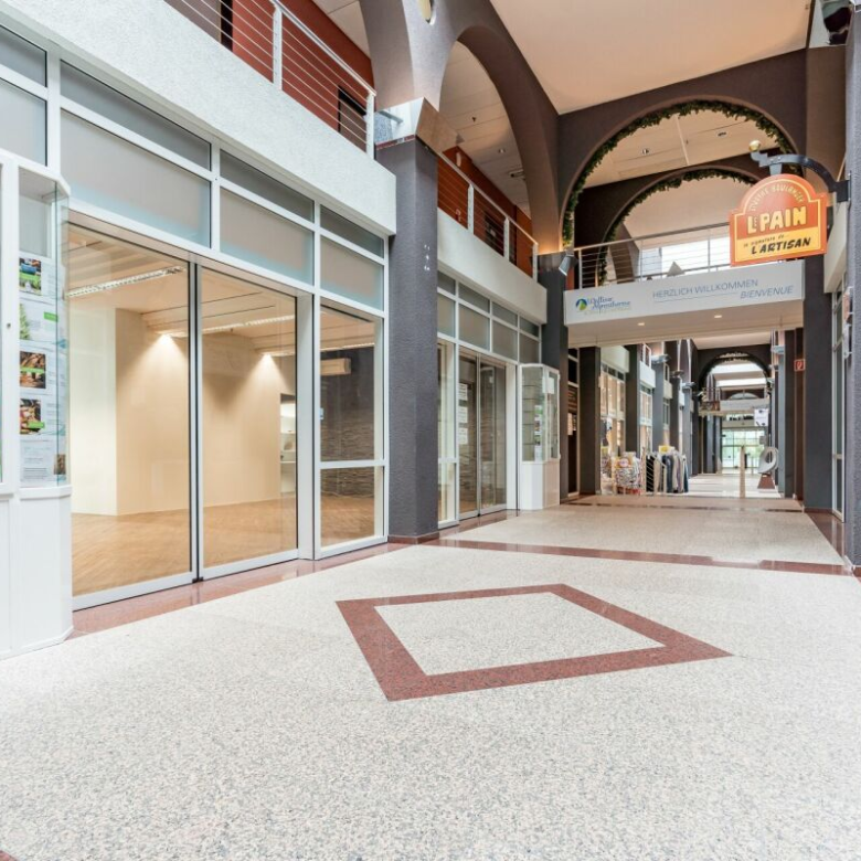In the heart of a thermal paradise: an attractive establishment full of potential with a steady stream of passing customers