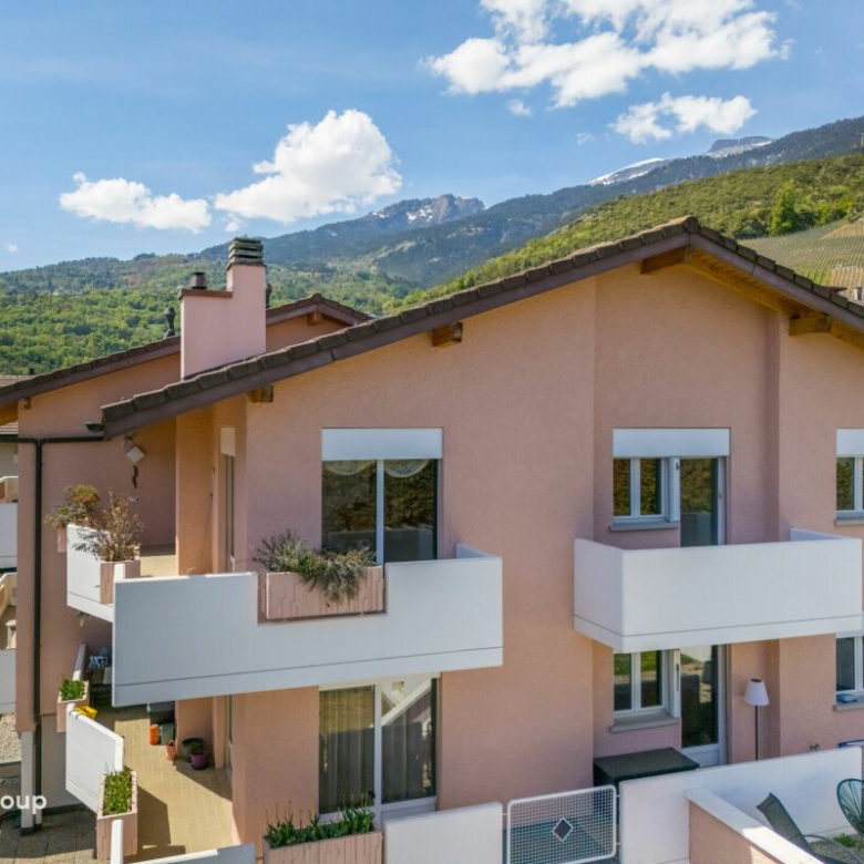 Vue sur les sommets et le charme du village