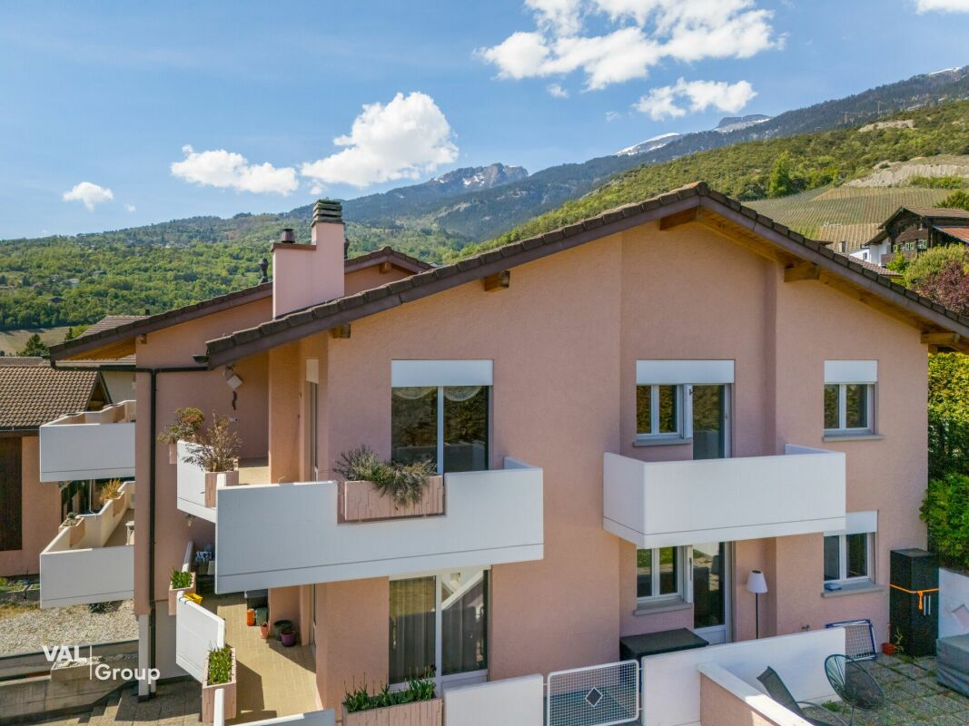 Vue sur les sommets et le charme du village