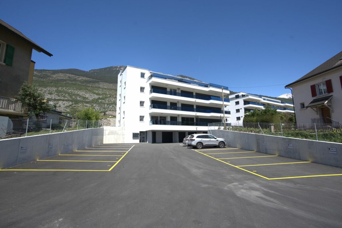 Places de stationnement extérieures à louer dès maintenant au centre du village