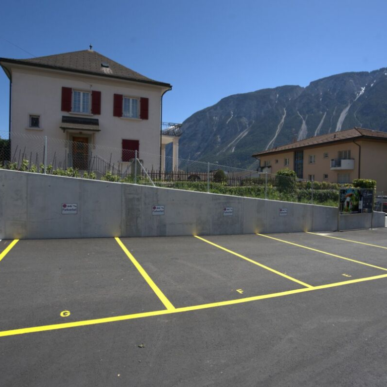 Places de stationnement extérieures à louer dès maintenant au centre du village