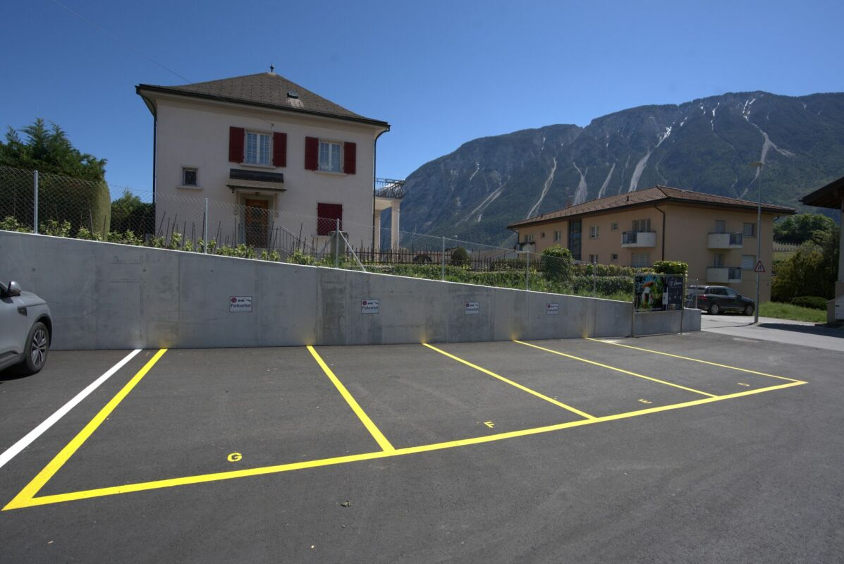 Places de stationnement extérieures à louer dès maintenant au centre du village