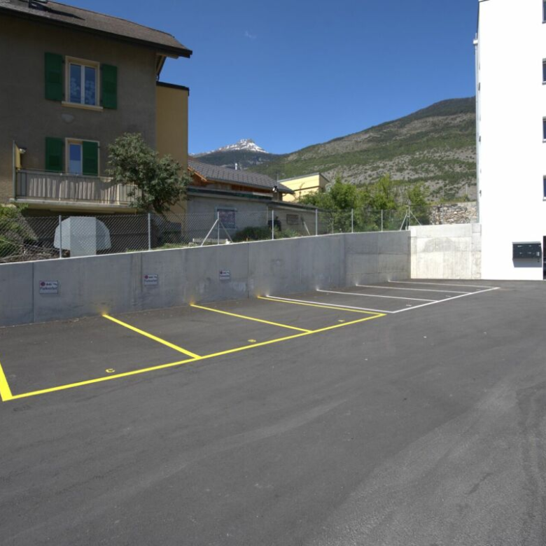 Places de stationnement extérieures à louer dès maintenant au centre du village
