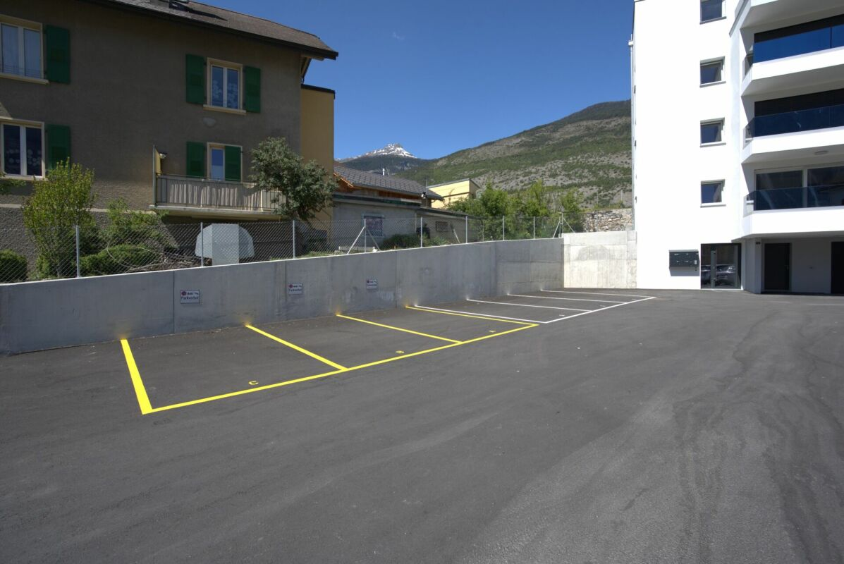 Places de stationnement extérieures à louer dès maintenant au centre du village