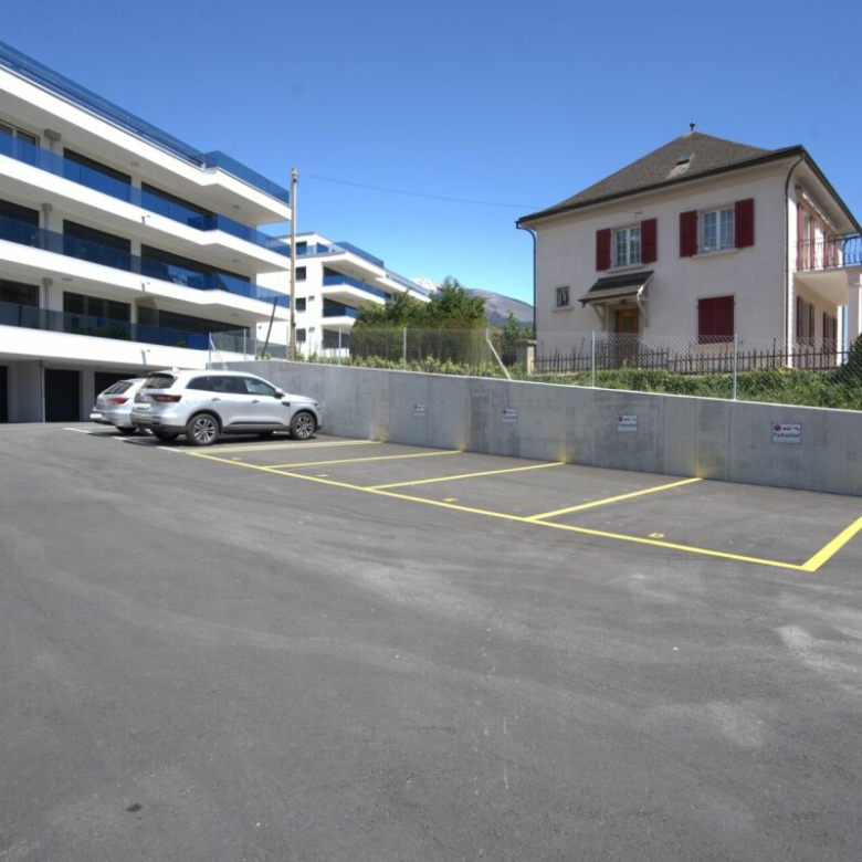 Places de stationnement extérieures à louer dès maintenant au centre du village