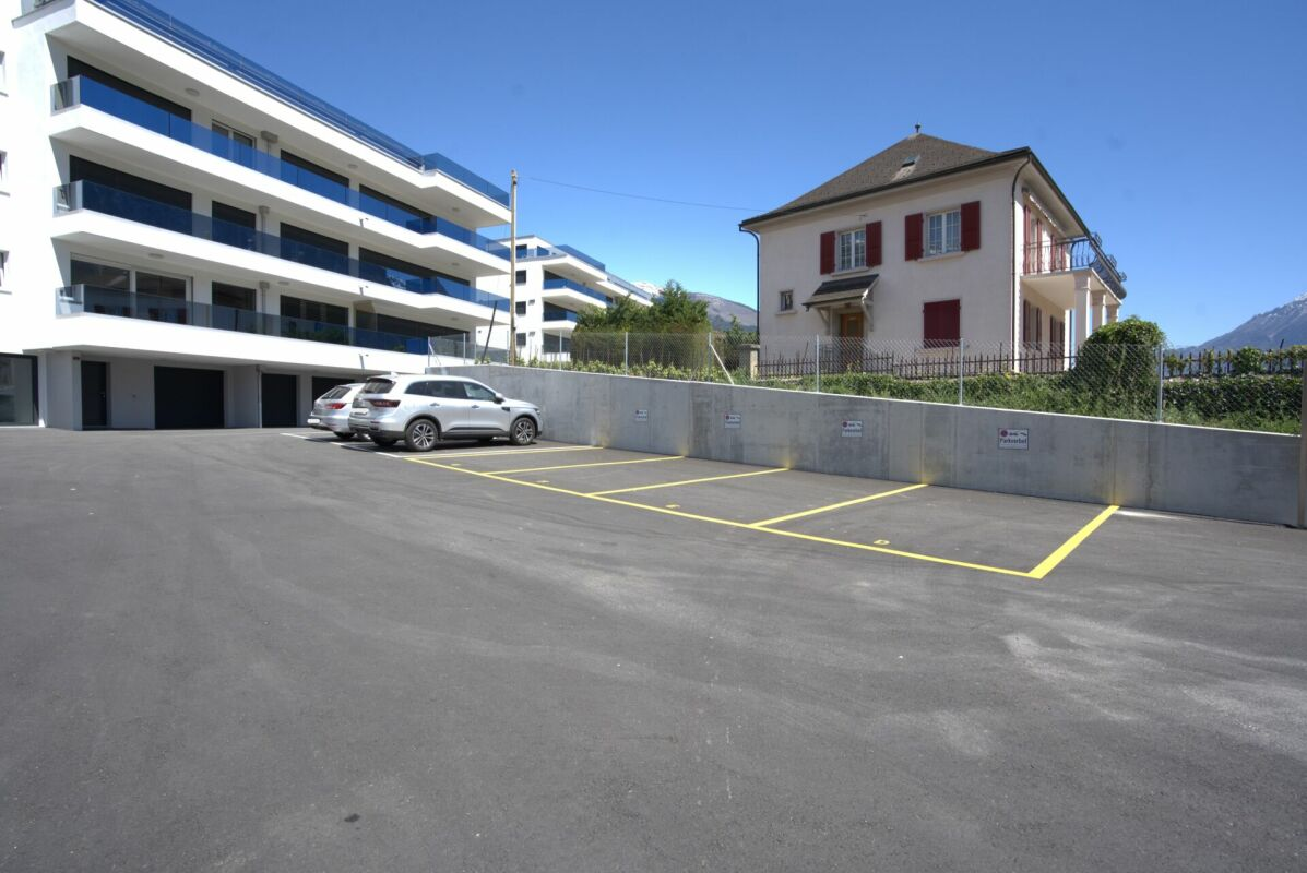 Places de stationnement extérieures à louer dès maintenant au centre du village
