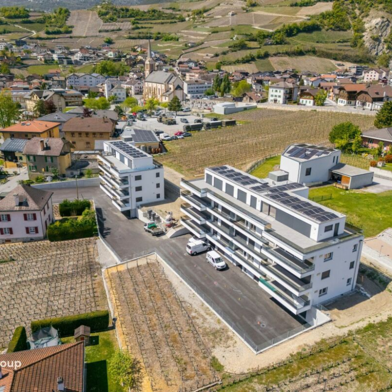 Places de stationnement extérieures à louer dès maintenant au centre du village