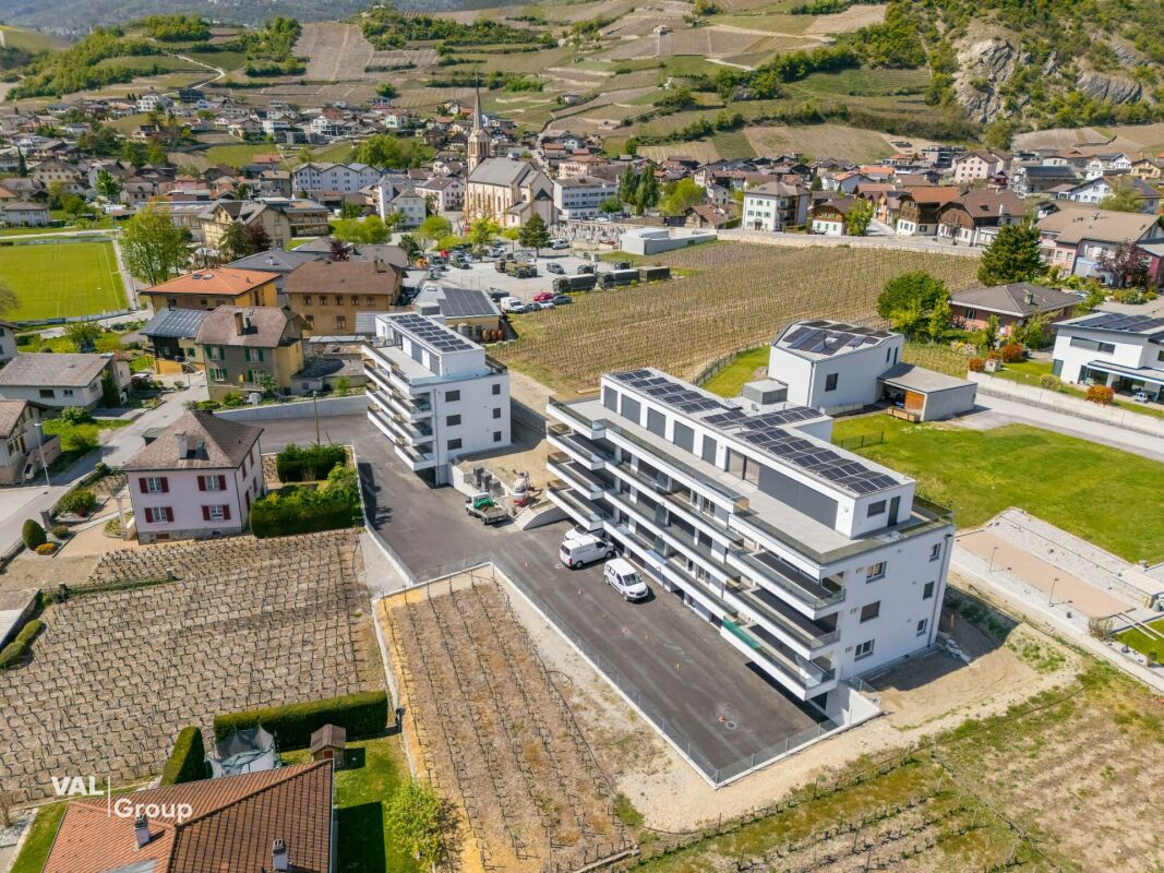 Places de stationnement extérieures à louer dès maintenant au centre du village