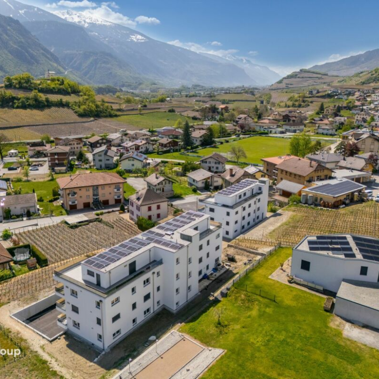 Places de stationnement extérieures à louer dès maintenant au centre du village
