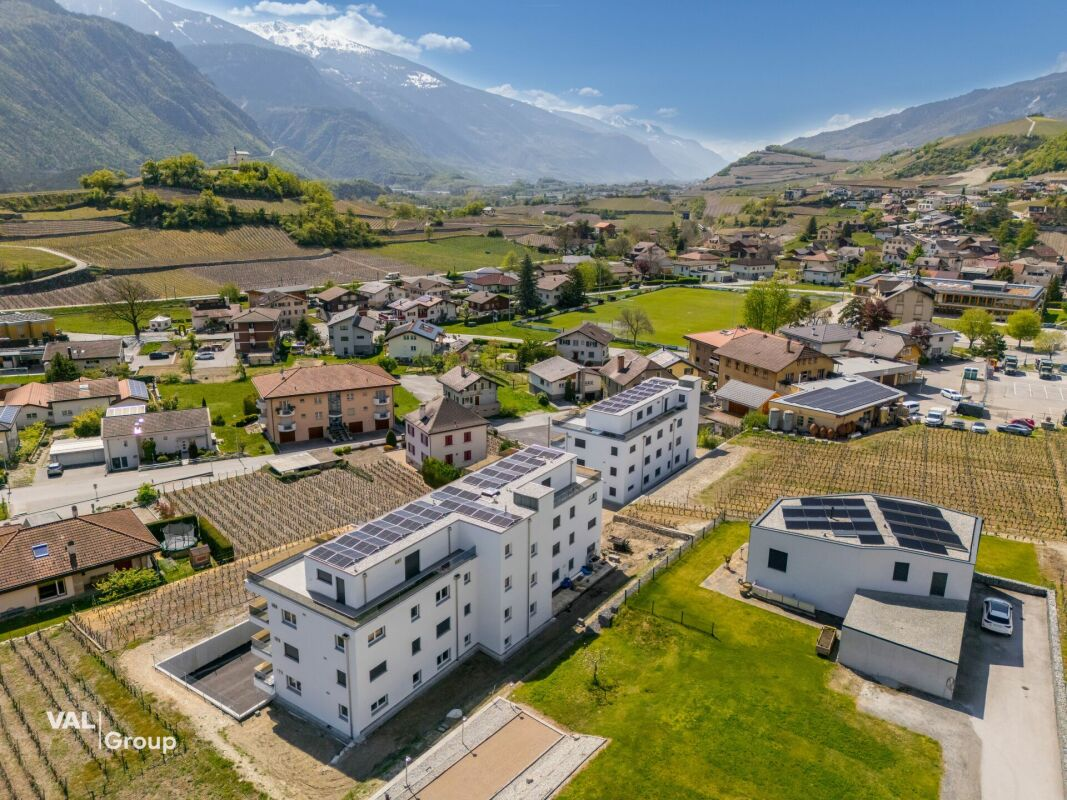 Places de stationnement extérieures à louer dès maintenant au centre du village