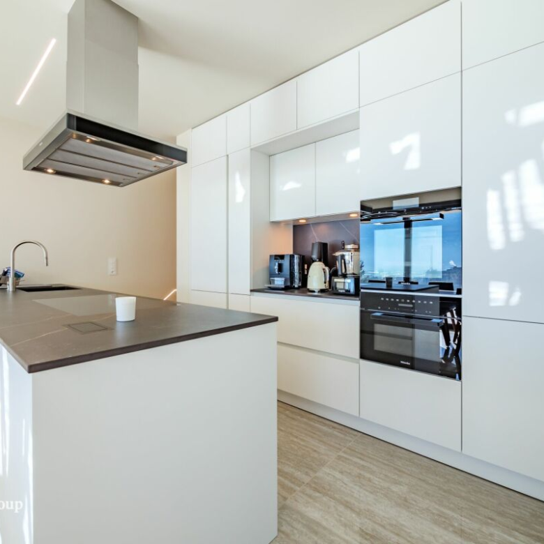 Votre nouvelle résidence avec jardin privé dans une villa contemporaine en cours de construction