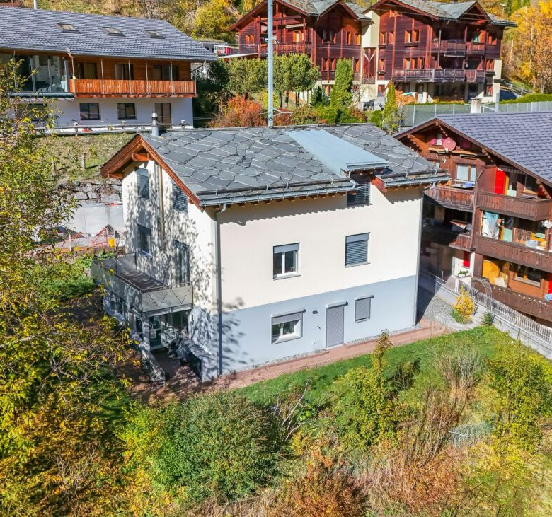 Geräumiges Haus mit zwei Wohnungen und Bauland