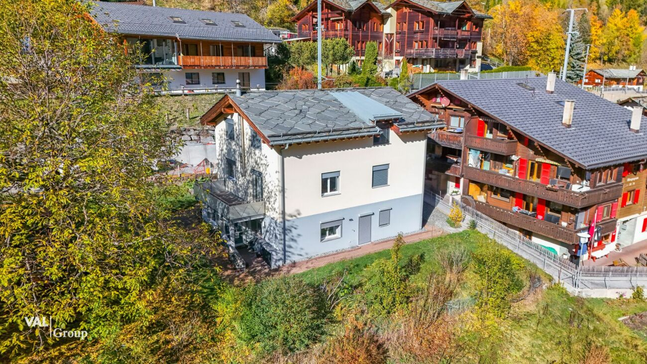 Geräumiges Haus mit zwei Wohnungen und Bauland