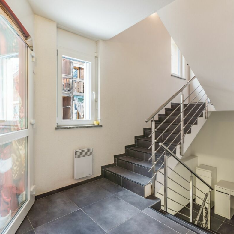 Geräumiges Haus mit zwei Wohnungen und Bauland