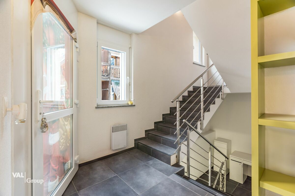 Geräumiges Haus mit zwei Wohnungen und Bauland