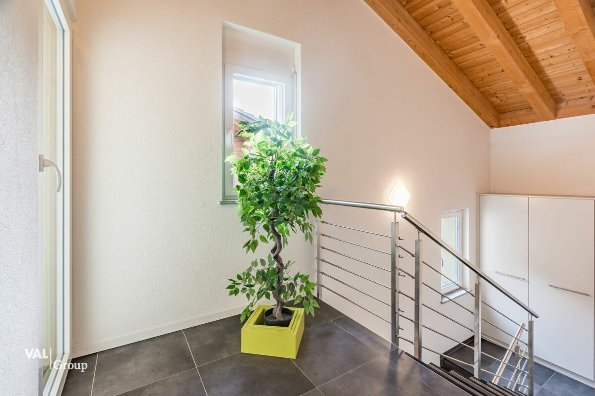 Geräumiges Haus mit zwei Wohnungen und Bauland