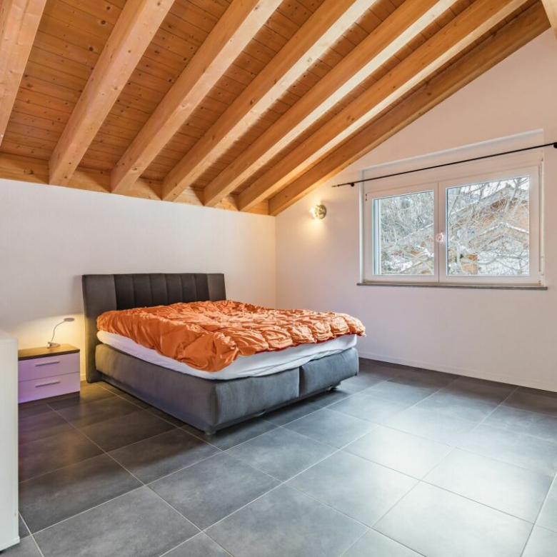 Geräumiges Haus mit zwei Wohnungen und Bauland