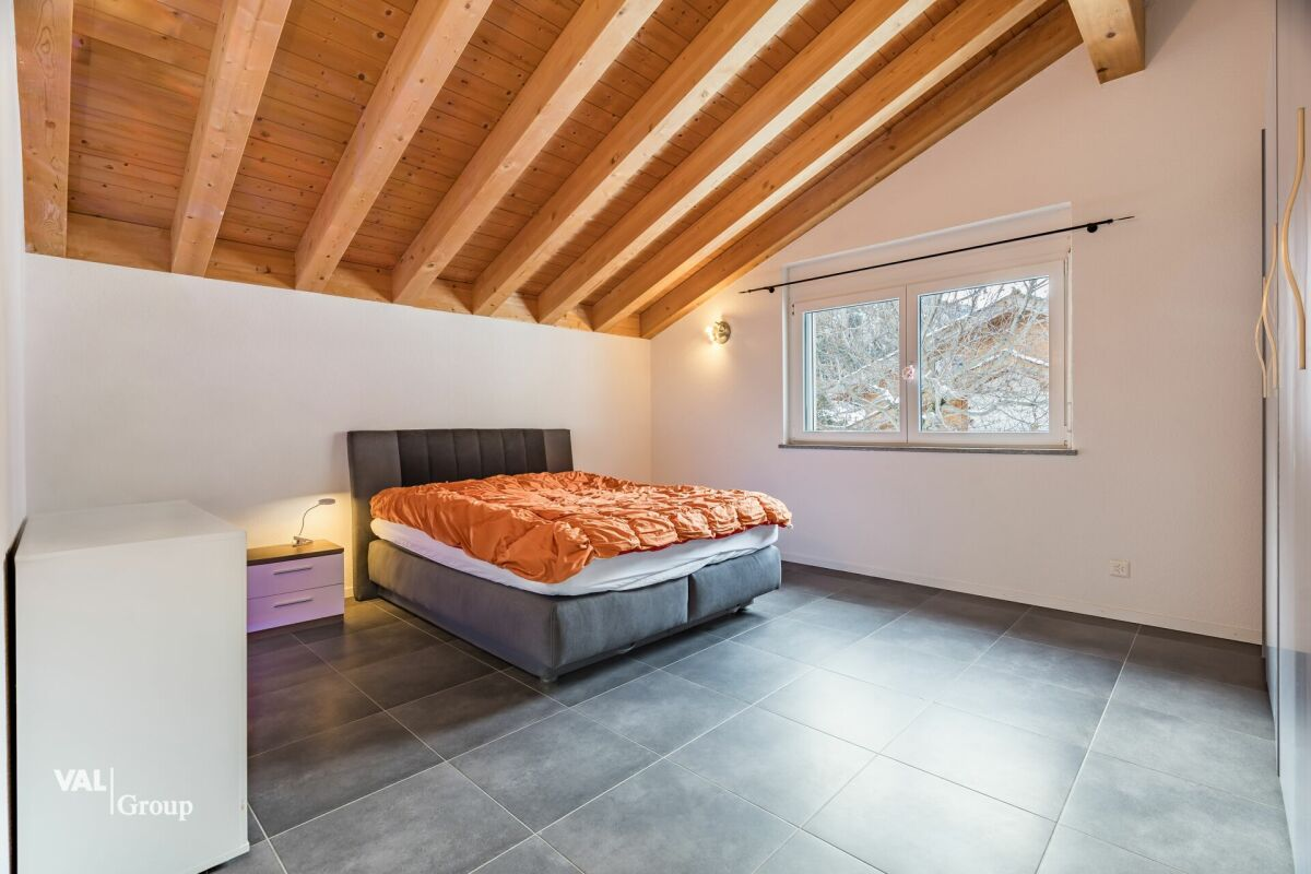 Geräumiges Haus mit zwei Wohnungen und Bauland