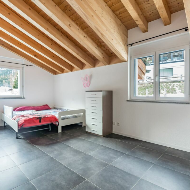 Geräumiges Haus mit zwei Wohnungen und Bauland