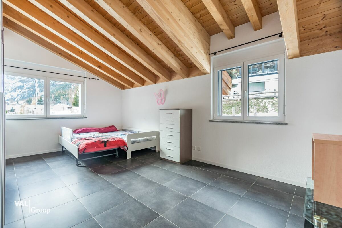 Geräumiges Haus mit zwei Wohnungen und Bauland