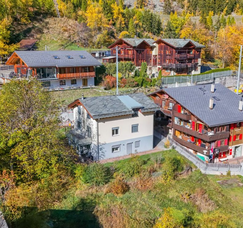 Geräumiges Haus mit zwei Wohnungen und Bauland