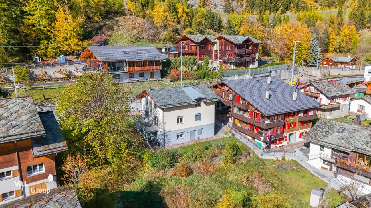 Geräumiges Haus mit zwei Wohnungen und Bauland