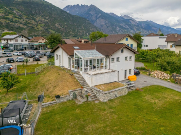 Maison familiale bien entretenue avec vue sur la montagne et véranda