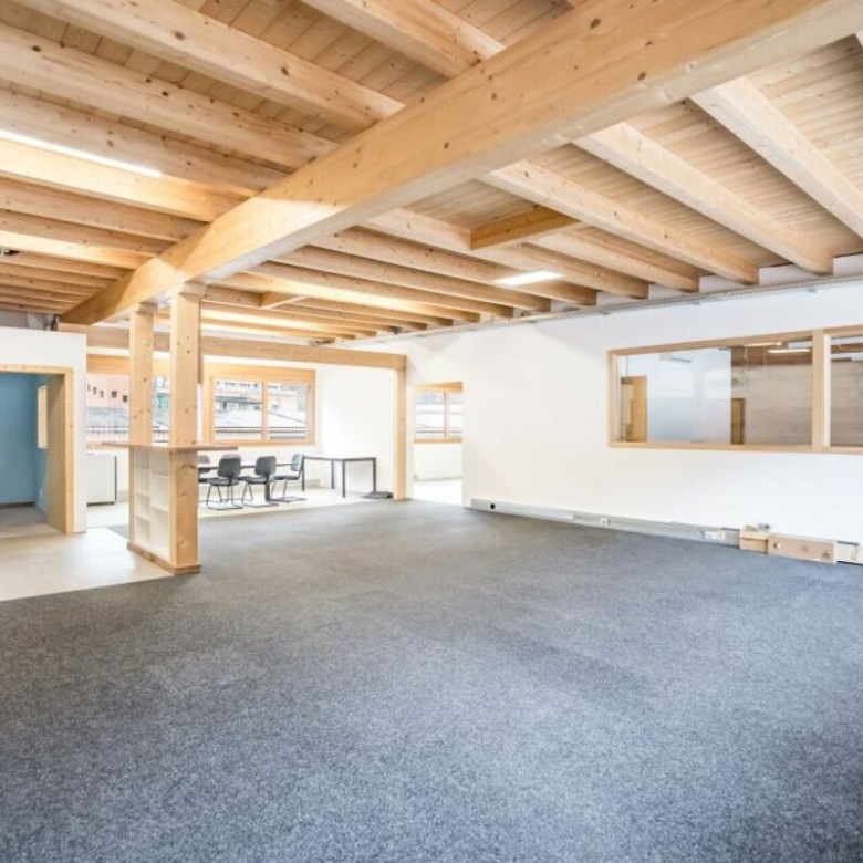 Modern office space in Gamsen – Commercial premises flooded with light and full of character