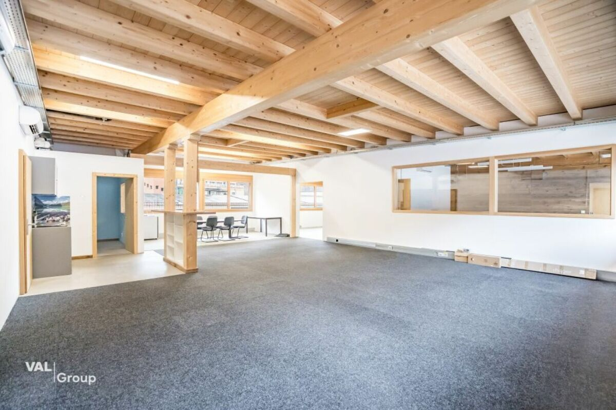 Modern office space in Gamsen – Commercial premises flooded with light and full of character