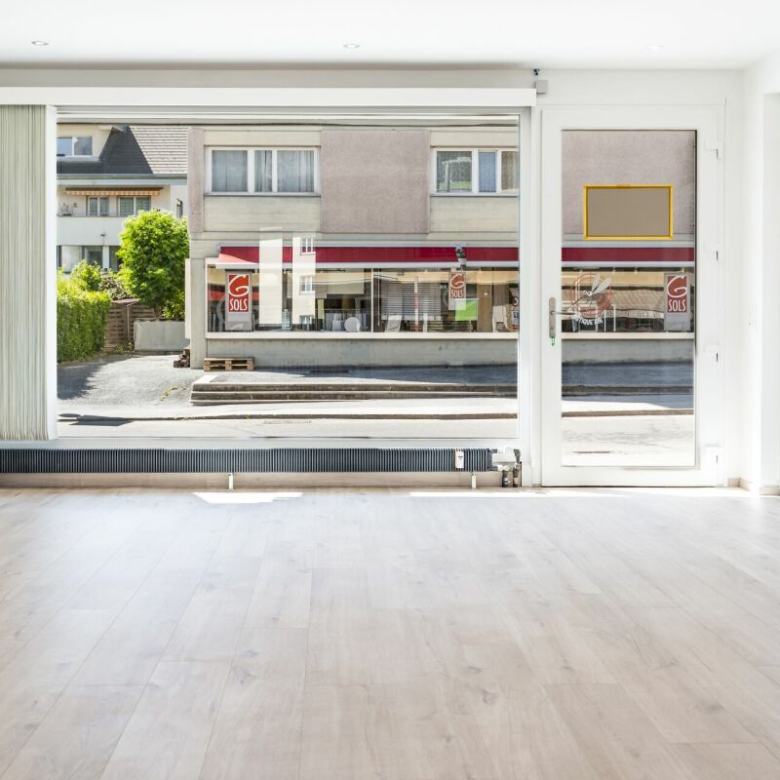 Versatile commercial space – offices, brightness, visibility