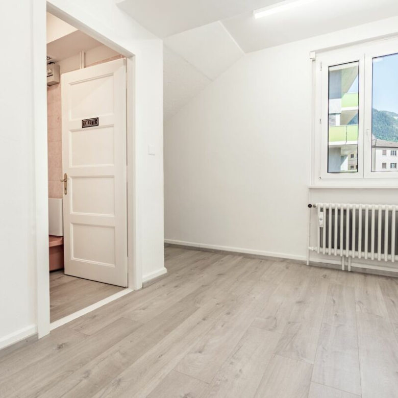 Versatile commercial space – offices, brightness, visibility