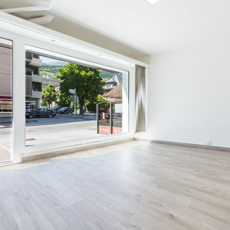 Versatile commercial space – offices, brightness, visibility