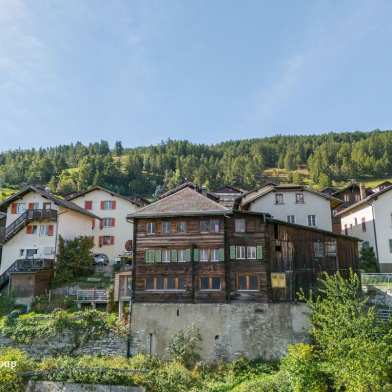 Appartement superbement rénové au cœur d'Eischoll, avec 3 places de parking extérieures