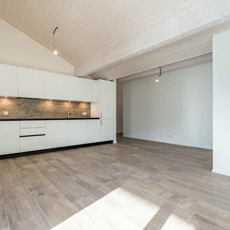 Appartement mansardé lumineux avec balcon et deux places de parking