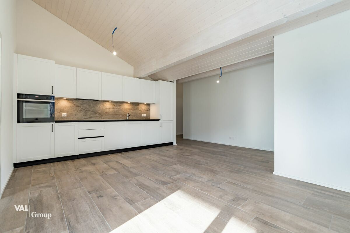 Appartement mansardé lumineux avec balcon et deux places de parking
