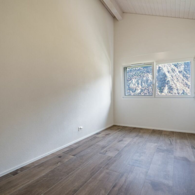 Appartement mansardé lumineux avec balcon et deux places de parking