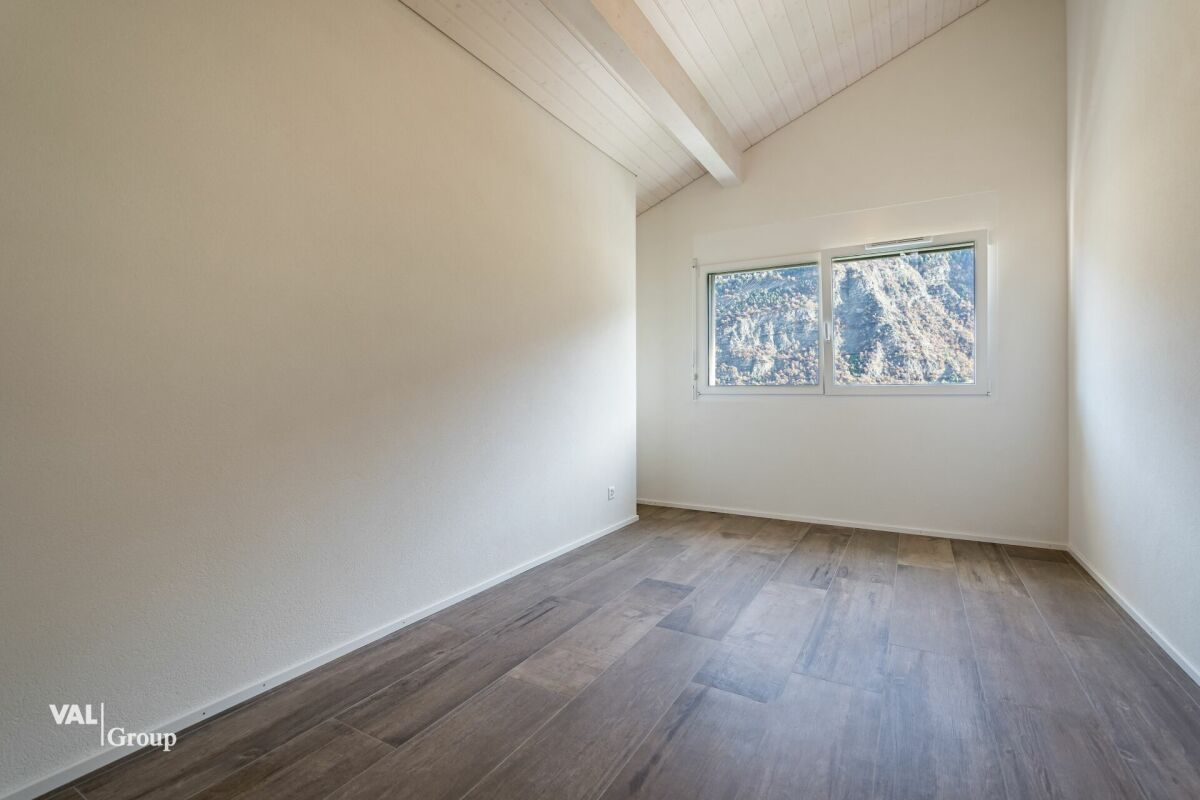 Appartement mansardé lumineux avec balcon et deux places de parking