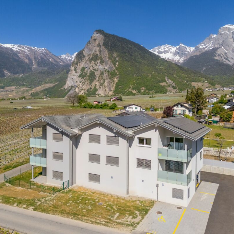 Appartement mansardé lumineux avec balcon et deux places de parking