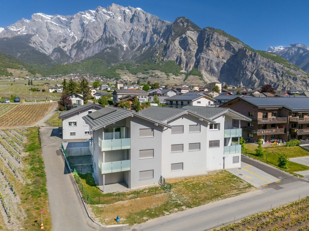 Appartement mansardé lumineux avec balcon et deux places de parking