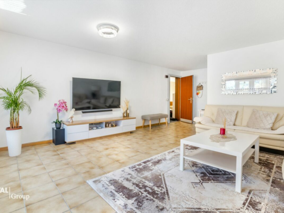 Appartement lumineux de 4,5 pièces avec deux garages, situé dans un quartier calme à Steg