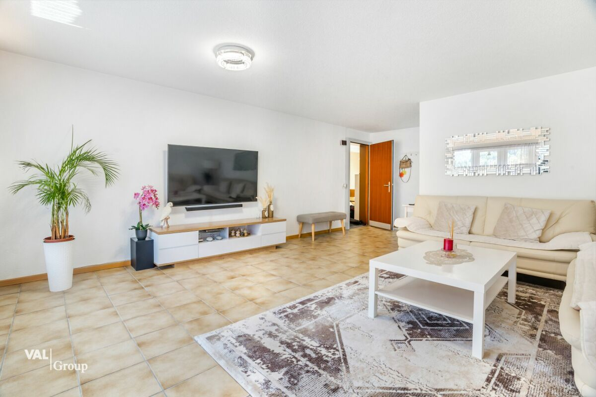Bright 4.5-room apartment with two garages, located in a quiet neighborhood in Steg