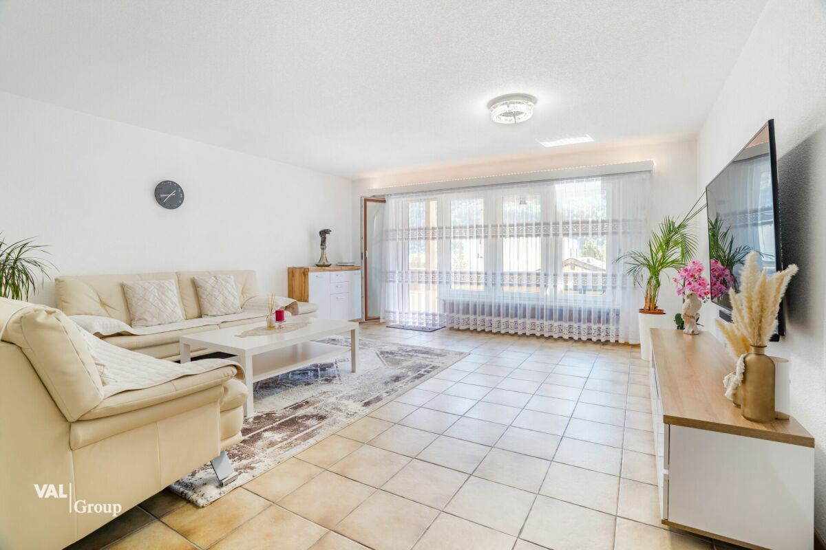 Bright 4.5-room apartment with two garages, located in a quiet neighborhood in Steg