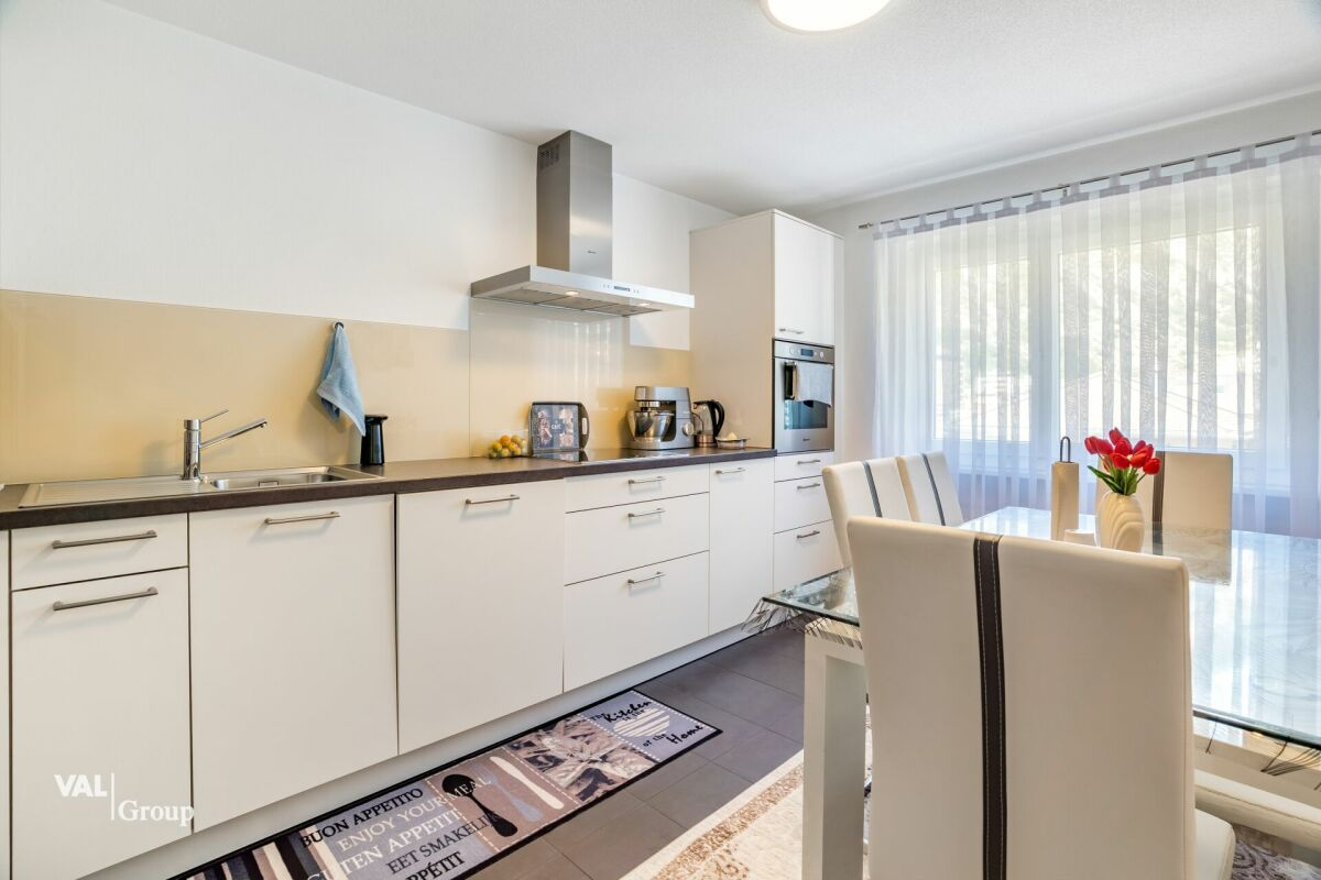 Bright 4.5-room apartment with two garages, located in a quiet neighborhood in Steg