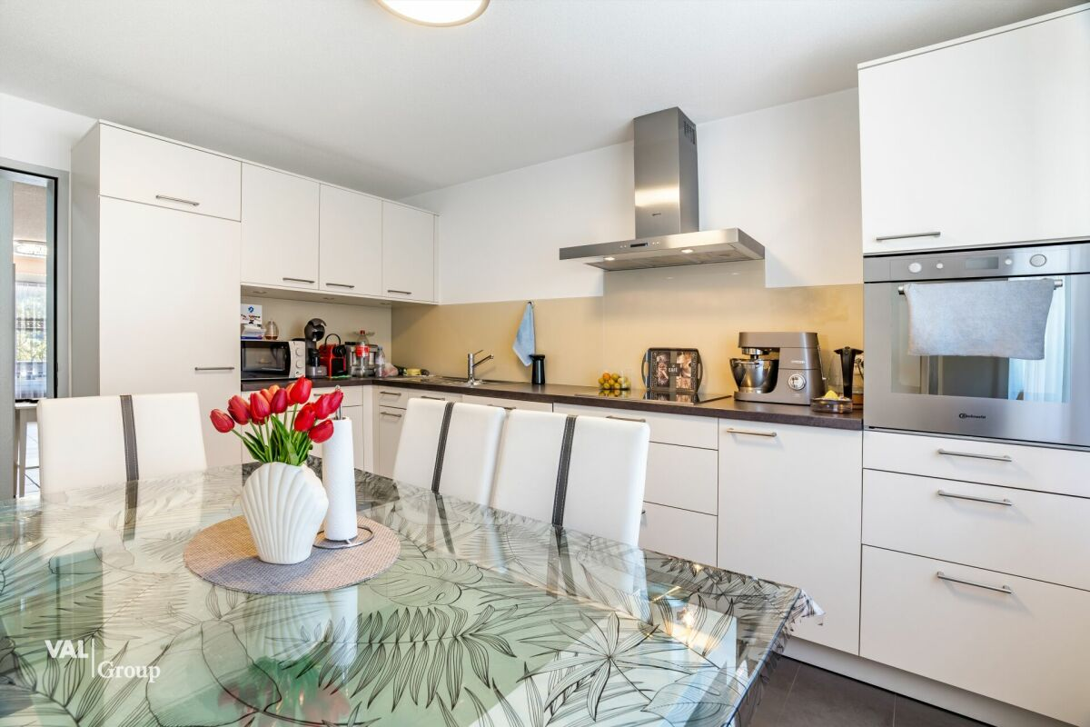 Bright 4.5-room apartment with two garages, located in a quiet neighborhood in Steg