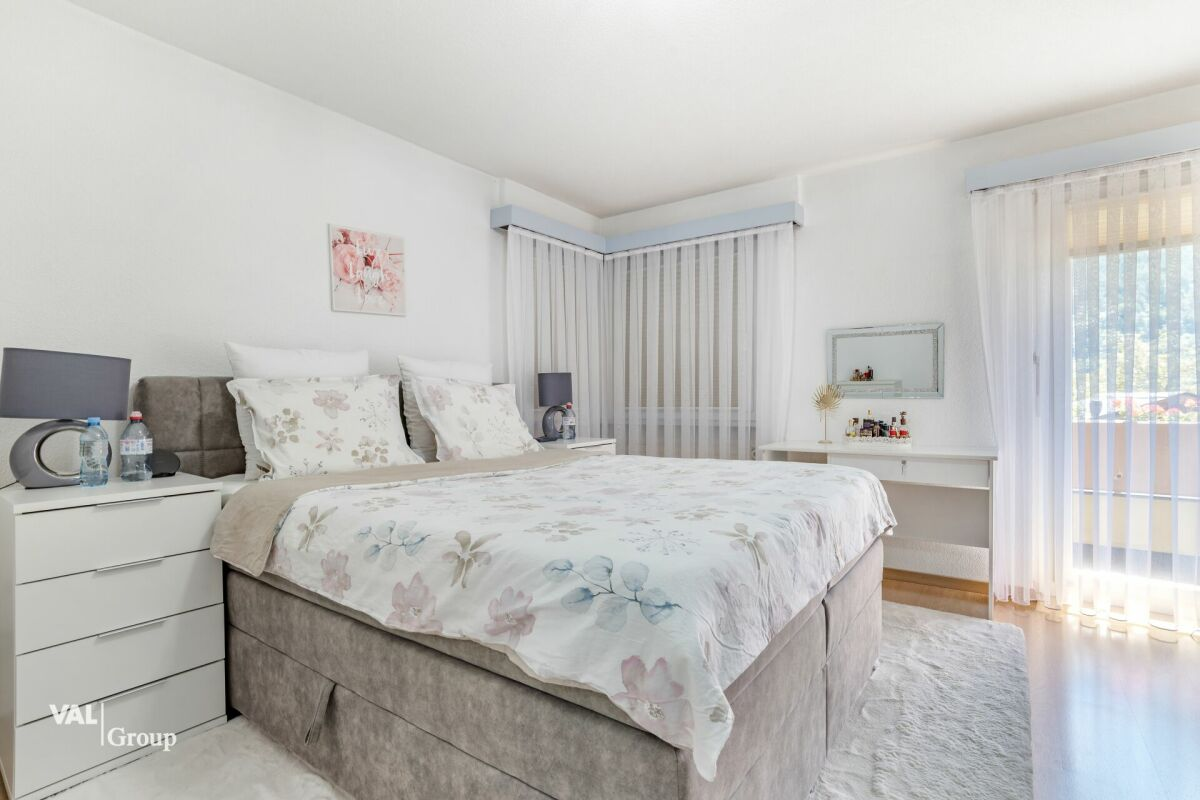 Bright 4.5-room apartment with two garages, located in a quiet neighborhood in Steg