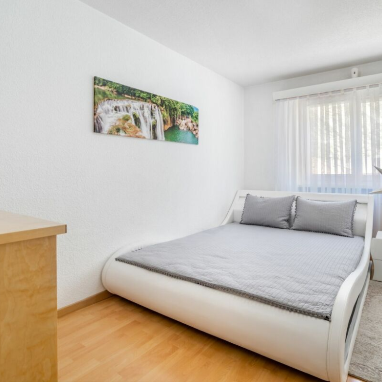 Bright 4.5-room apartment with two garages, located in a quiet neighborhood in Steg