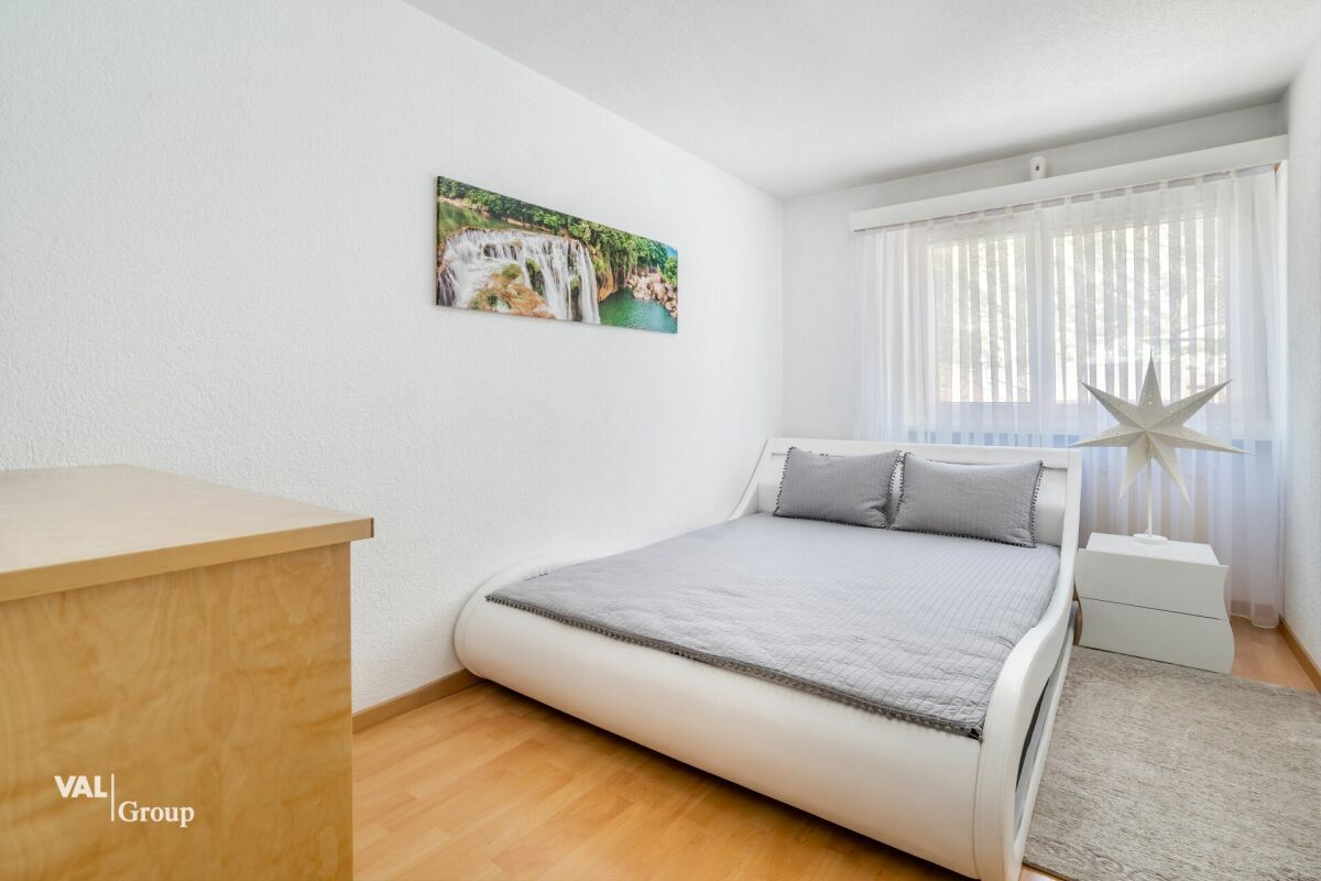 Bright 4.5-room apartment with two garages, located in a quiet neighborhood in Steg