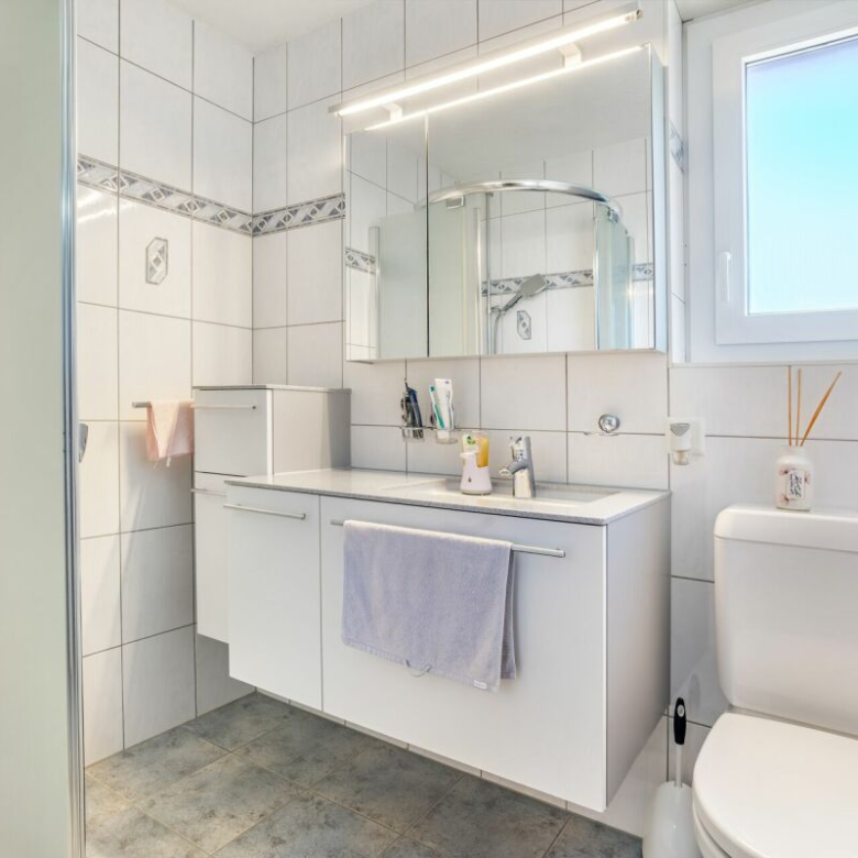 Bright 4.5-room apartment with two garages, located in a quiet neighborhood in Steg