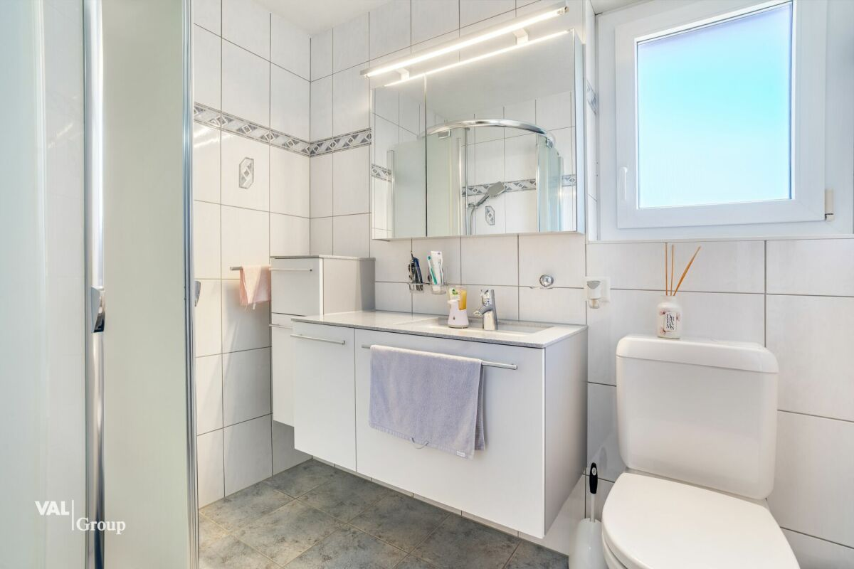 Bright 4.5-room apartment with two garages, located in a quiet neighborhood in Steg